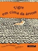 Tigre em cima da árvore